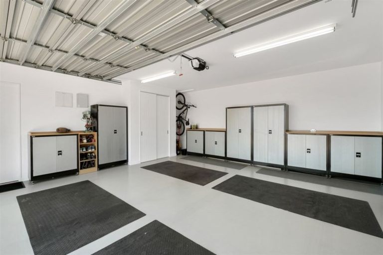 Photo of property in 16 Urquhart Place, Wanaka, 9305