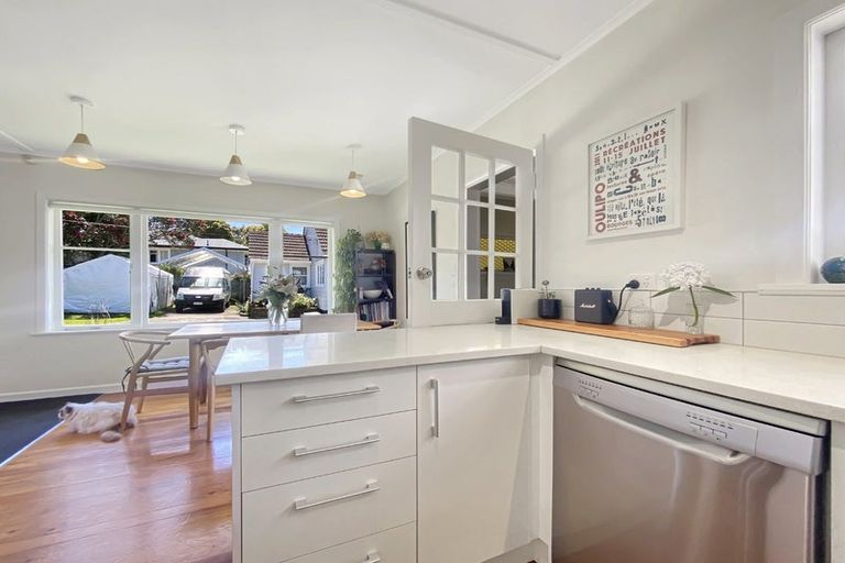 Photo of property in 122 Atkinson Road, Titirangi, Auckland, 0604