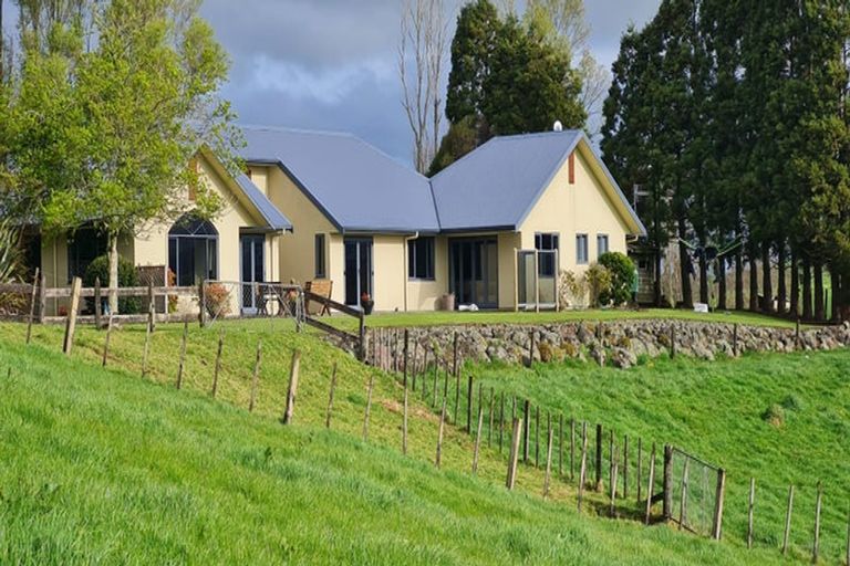 Photo of property in 311 Croydon Road, Midhirst, Stratford, 4394