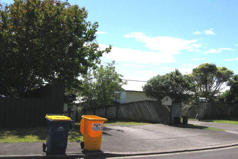 Photo of property in 16 Merida Place, Unsworth Heights, Auckland, 0632