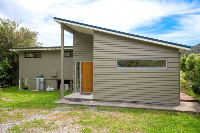Photo of property in 2323 Queen Charlotte Drive, Ngakuta Bay, Picton, 7281