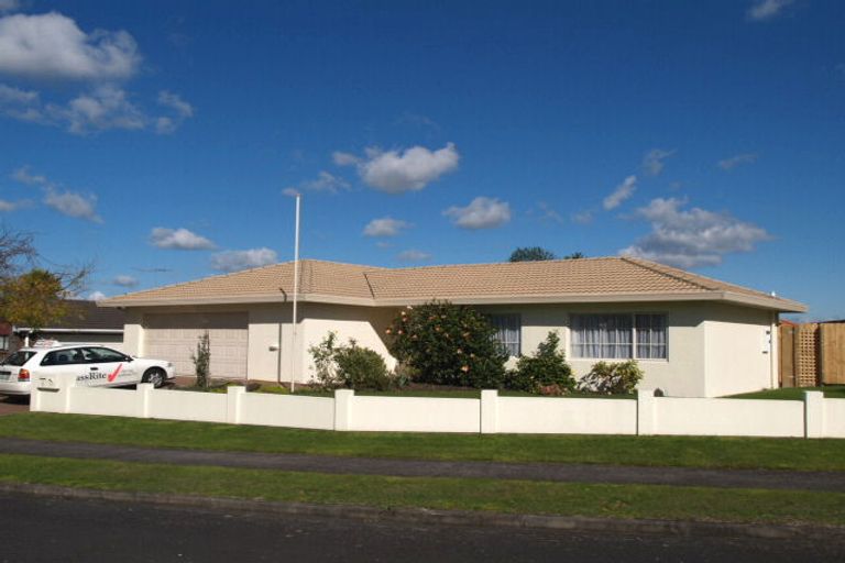 Photo of property in 6 The Green, Golflands, Auckland, 2013