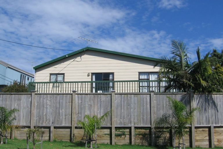 Photo of property in 1/8 Sandown Road, Rothesay Bay, Auckland, 0630