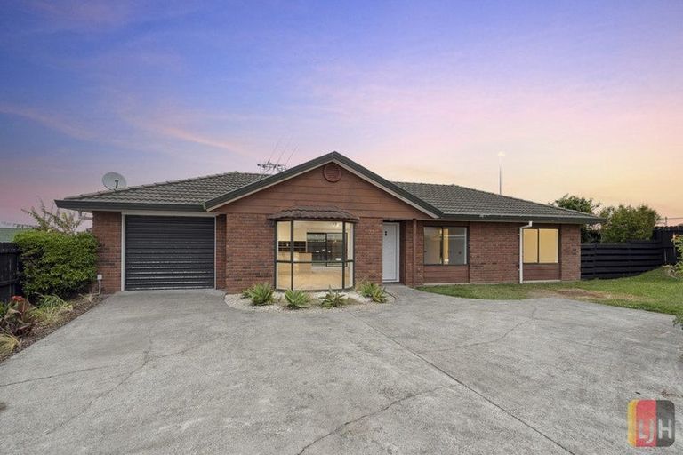 Photo of property in 18 Randwick Place, Randwick Park, Auckland, 2105