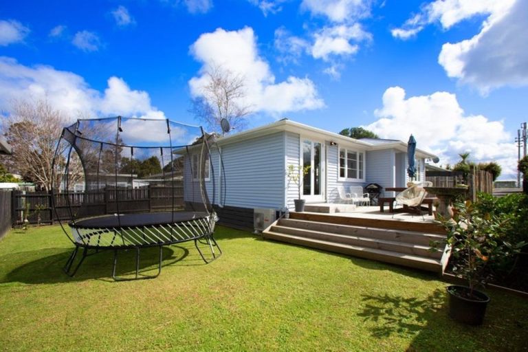 Photo of property in 2/99 Hobsonville Road, West Harbour, Auckland, 0618