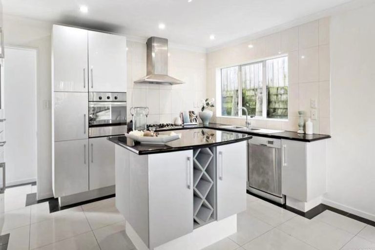 Photo of property in 11a Gerwyn Place, Pakuranga Heights, Auckland, 2010