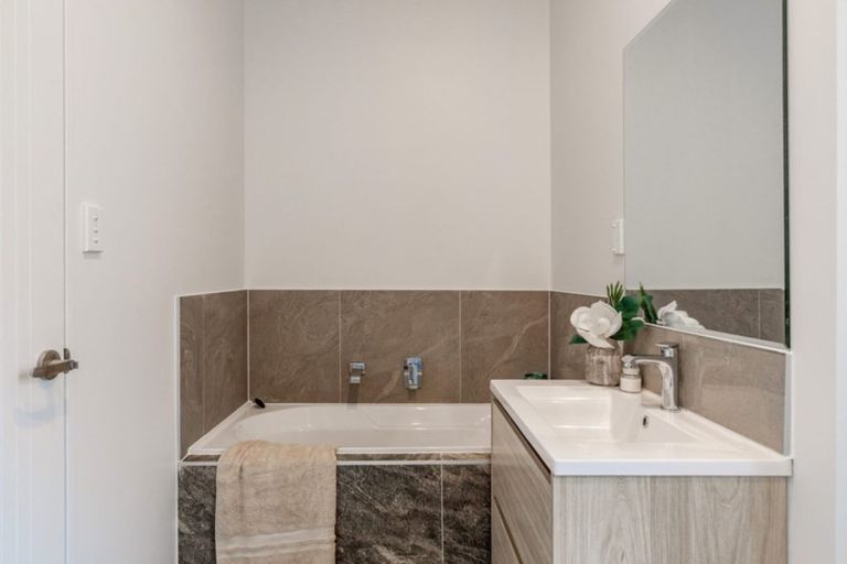 Photo of property in 2 Tarara Lane, Kumeu, 0810