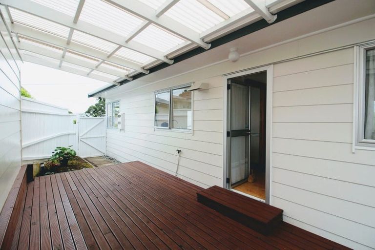 Photo of property in 2/12 Sherwood Avenue, Te Atatu South, Auckland, 0610