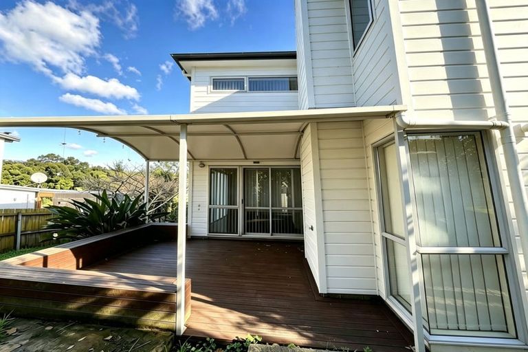 Photo of property in 16 Lakeridge Close, Northcross, Auckland, 0632