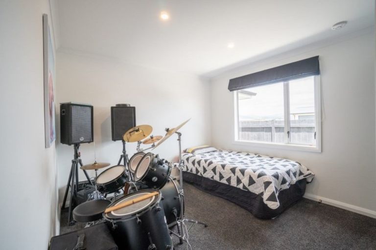 Photo of property in 103 Johnstone Drive, Fitzherbert, Palmerston North, 4410