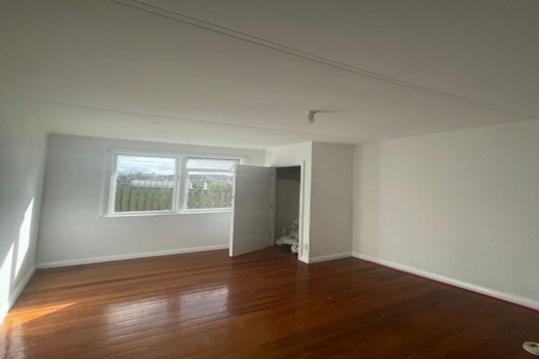 Photo of property in 28 Lincoln Park Avenue, Massey, Auckland, 0614