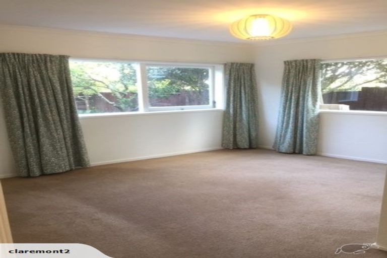 Photo of property in 24 Holdaway Avenue, Northcote, Auckland, 0627