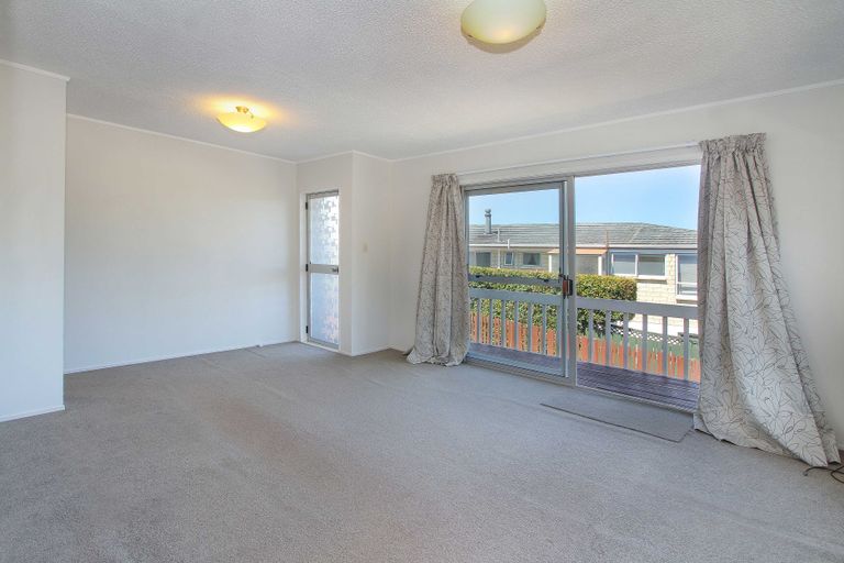 Photo of property in 2/117 Lynn Road, Bayview, Auckland, 0629