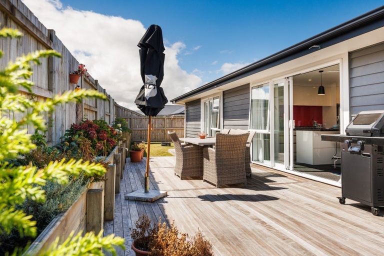 Photo of property in 83 Johnstone Drive, Fitzherbert, Palmerston North, 4410