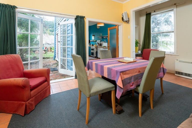 Photo of property in 10 Edge Hill, Mount Victoria, Wellington, 6011