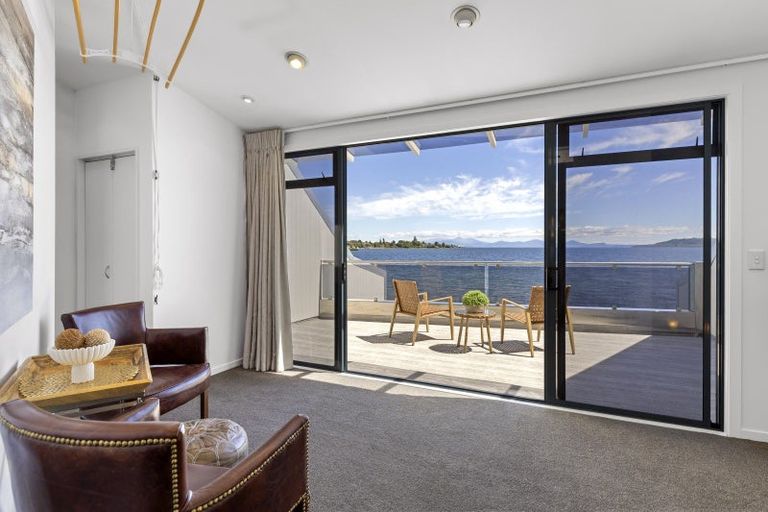 Photo of property in 2/227 Lake Terrace, Waipahihi, Taupo, 3330