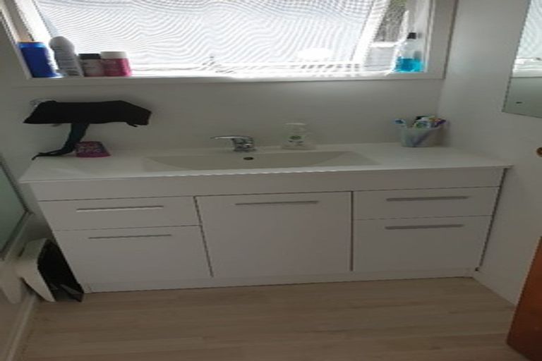 Photo of property in 24 Serwayne Place, Sunnyvale, Auckland, 0612