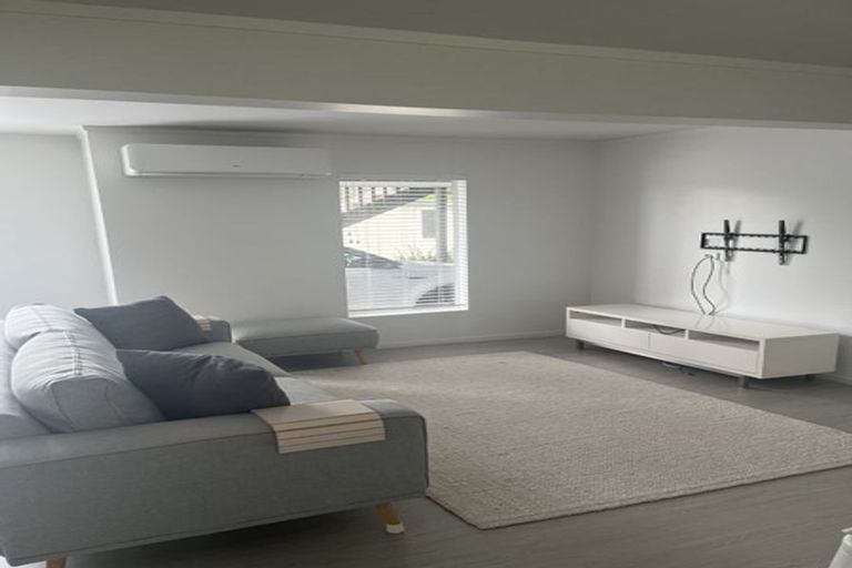 Photo of property in 16 Thorburn Avenue, Red Beach, 0932