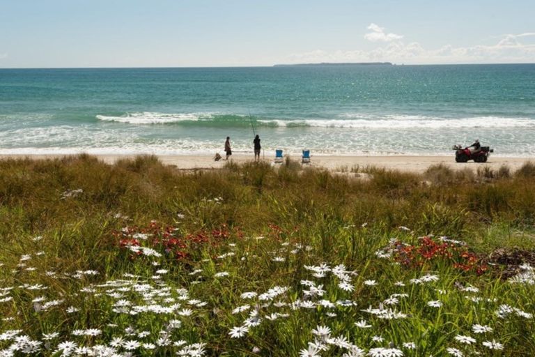 Photo of property in 131 Karewa Parade, Papamoa Beach, Papamoa, 3118