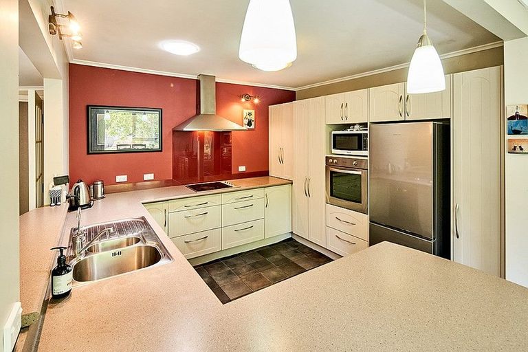 Photo of property in 73 Blue Mountains Road, Pinehaven, Upper Hutt, 5019