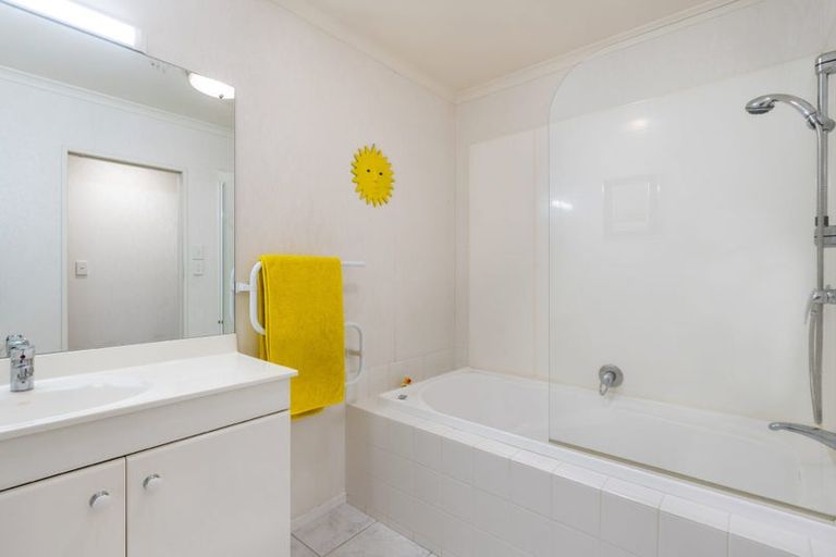 Photo of property in 17 Woodridge Avenue, Northcross, Auckland, 0630