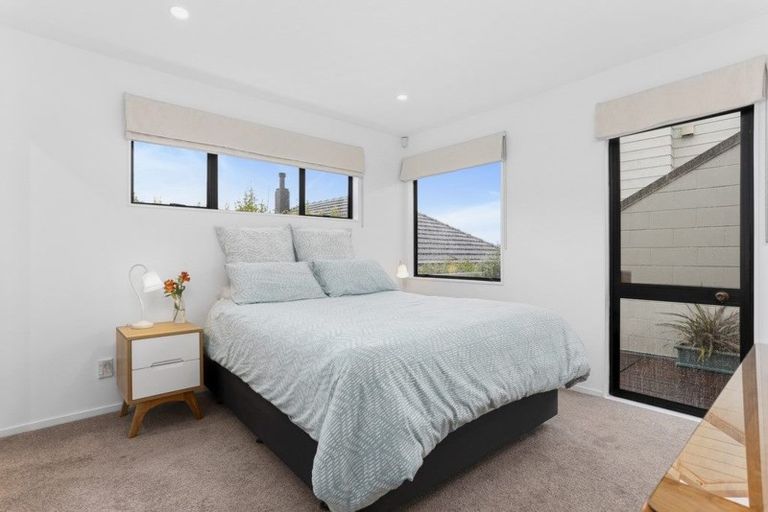 Photo of property in 2/13 Garadice Road, Rothesay Bay, Auckland, 0630