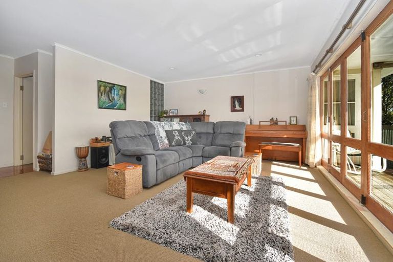Photo of property in 8 Hobsonville Road, West Harbour, Auckland, 0618
