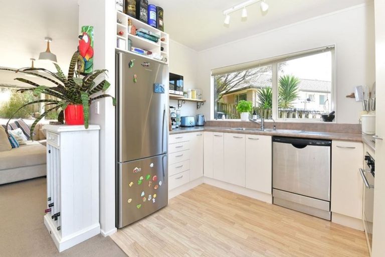 Photo of property in 2/18 Ellenbury Place, Stanmore Bay, Whangaparaoa, 0932