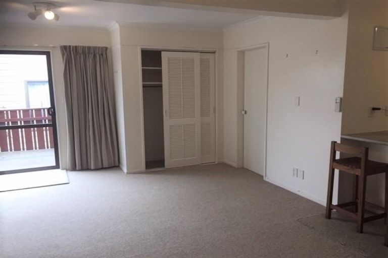 Photo of property in 87 Victory Crescent, Tawa, Wellington, 5028