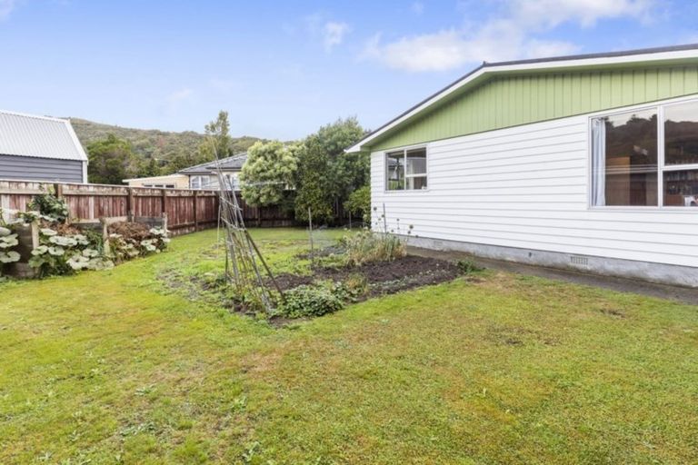 Photo of property in 5 George Street, Stokes Valley, Lower Hutt, 5019
