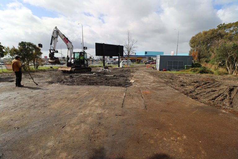 Photo of property in 320 Lincoln Road, Henderson, Auckland, 0610