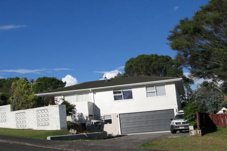 Photo of property in 5 Halcombe Place, Green Bay, Auckland, 0604