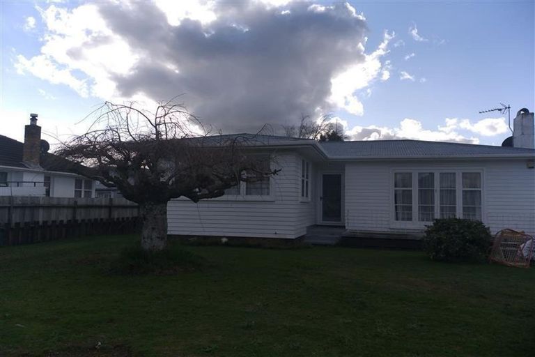 Photo of property in 16 Fernaig Street, Papakura, 2110