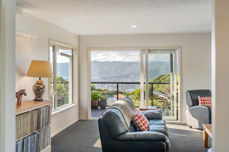 Photo of property in 7 Pokohiwi Road, Normandale, Lower Hutt, 5010