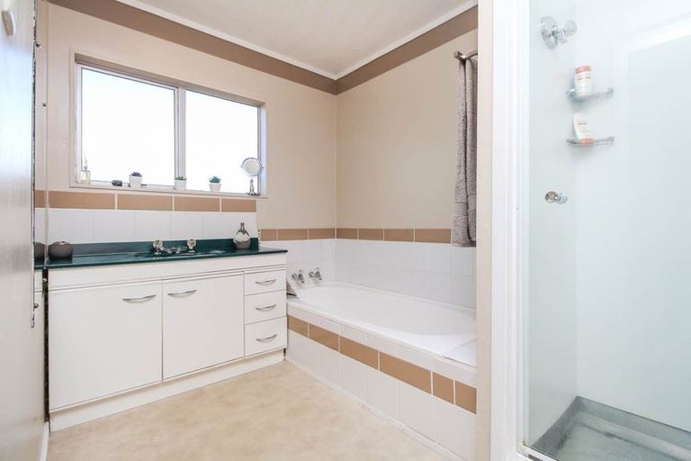 Photo of property in 1/21 Sunnyside Road, Sunnyvale, Auckland, 0612