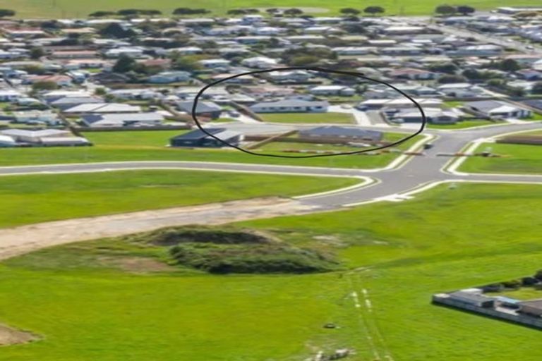 Photo of property in 8 Ash Close, Levin, 5510