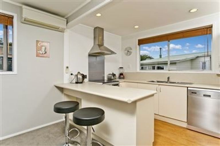 Photo of property in 2 Wykeham Place, Glenfield, Auckland, 0629