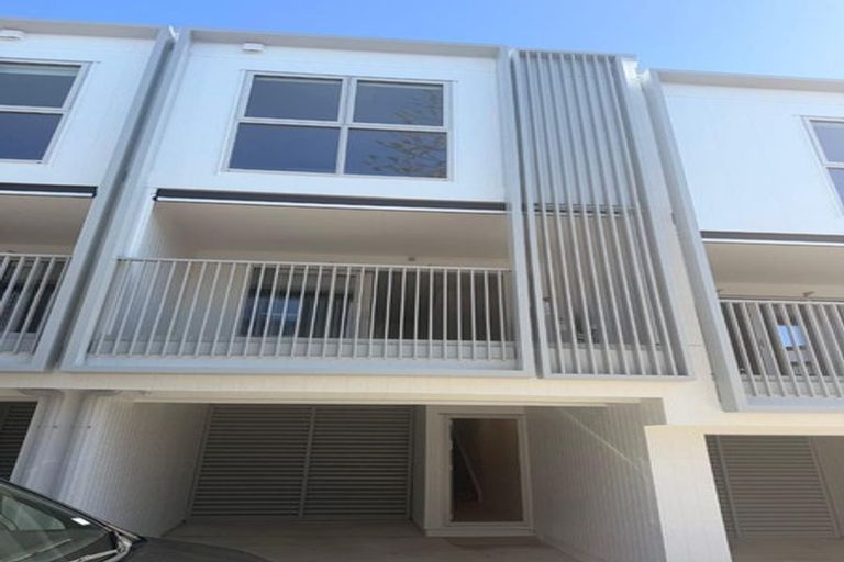 Photo of property in 9/9 Aeroview Drive, Beach Haven, Auckland, 0626