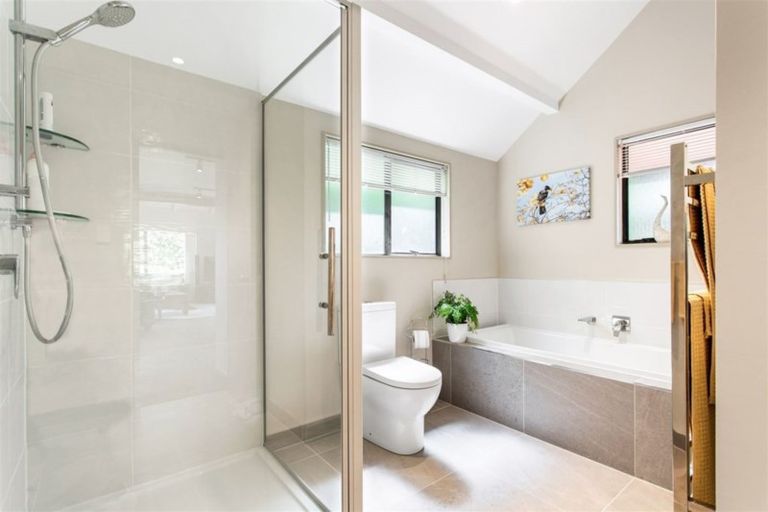 Photo of property in 21 Lagoon Way, West Harbour, Auckland, 0618