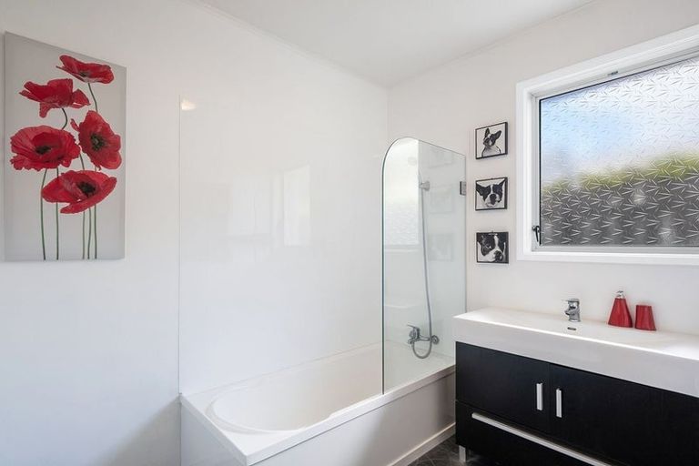 Photo of property in 18 Leybourne Avenue, Waikanae, 5036