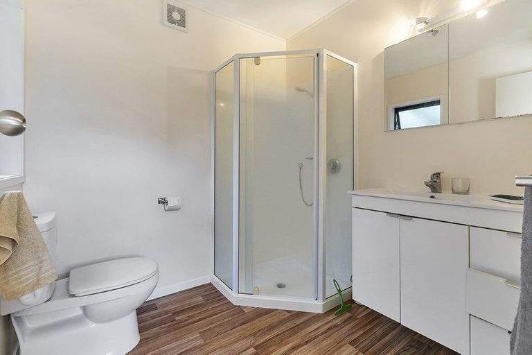 Photo of property in 2/26 Colonial Road, Birkenhead, Auckland, 0626