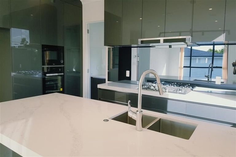 Photo of property in 8 Newport Place, Forrest Hill, Auckland, 0620