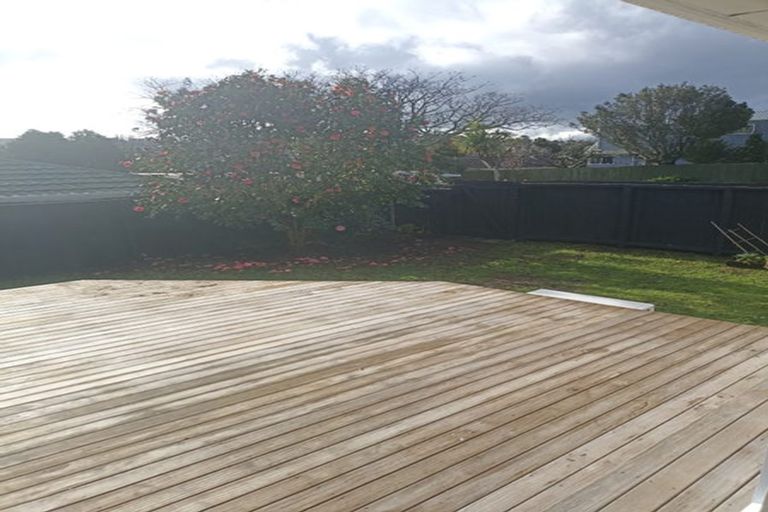 Photo of property in 2/462 East Coast Road, Windsor Park, Auckland, 0630