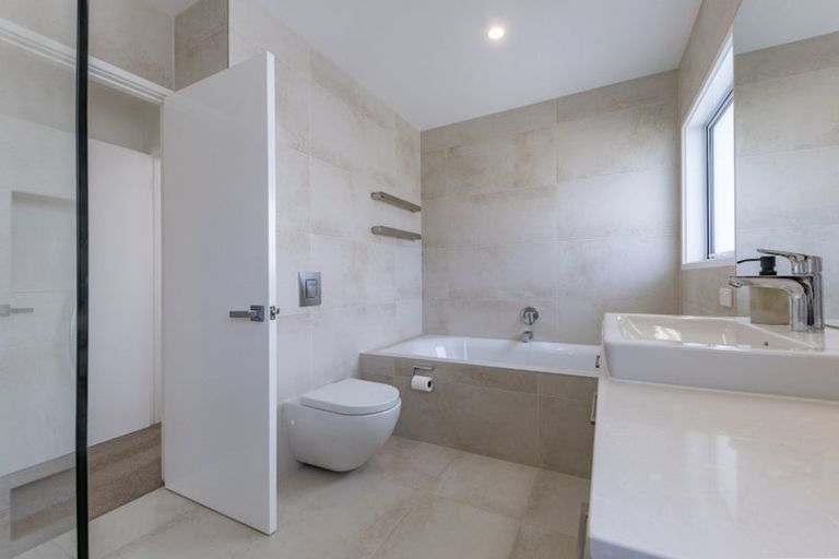 Photo of property in 8 Downsview Road, Pakuranga Heights, Auckland, 2010