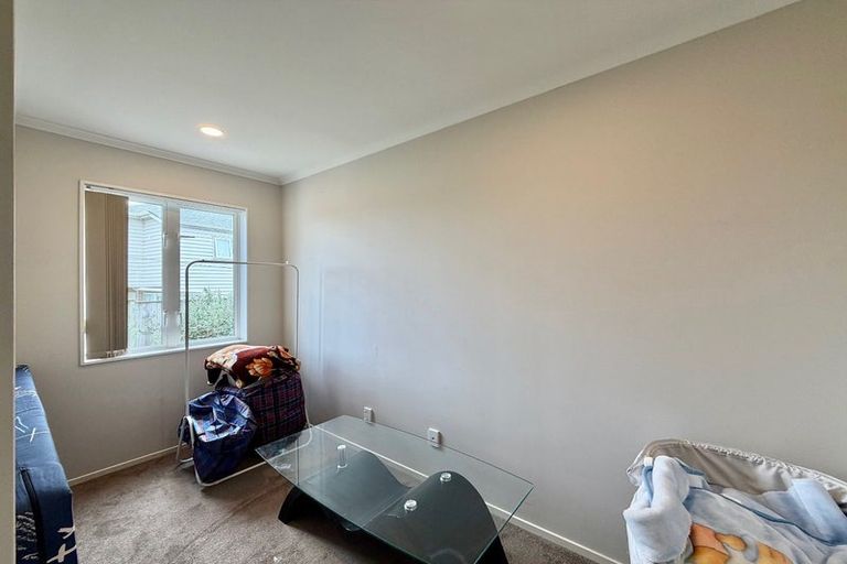 Photo of property in 21 Stitchbird Crescent, Papakura, 2110