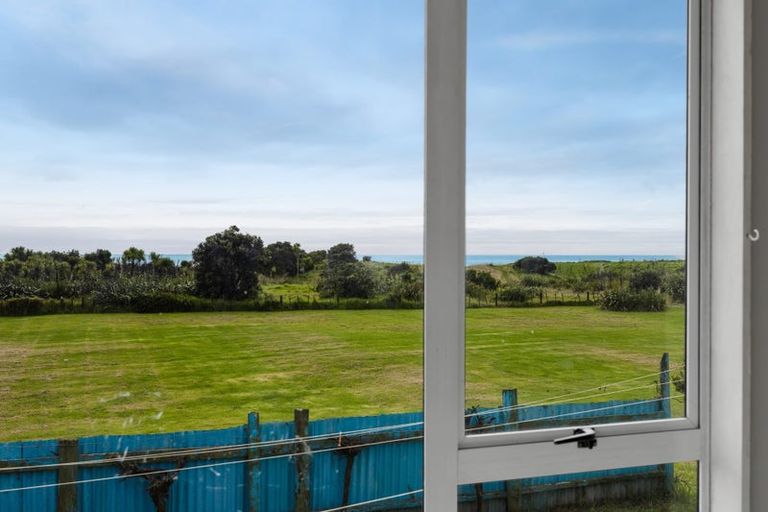 Photo of property in 16 Battiscombe Terrace, Waitara, 4320