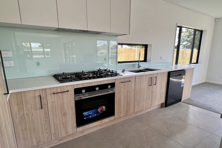 Photo of property in 2 Fiesta Drive, Half Moon Bay, Auckland, 2012