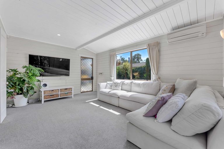 Photo of property in 2/7 Mccall Place, Opaheke, Papakura, 2113