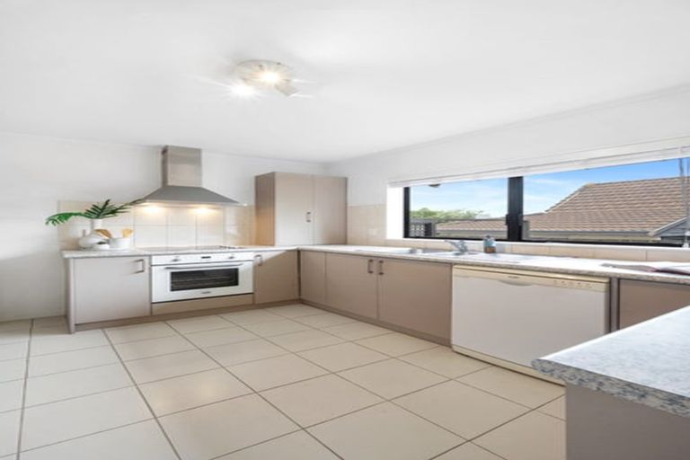 Photo of property in 2/98 Mirrabooka Avenue, Botany Downs, Auckland, 2010