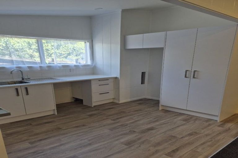 Photo of property in 15 Vina Place, Massey, Auckland, 0614